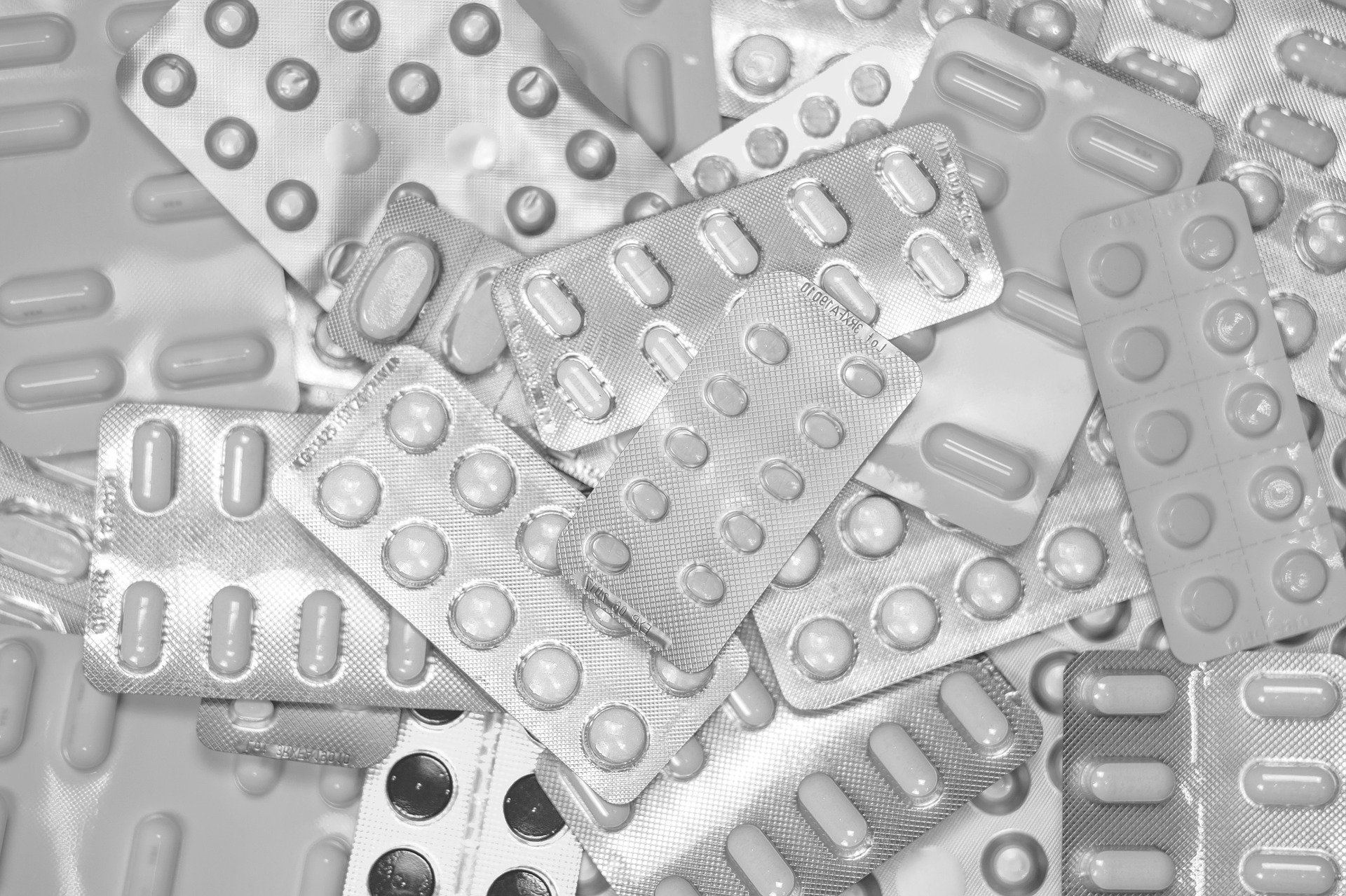 Diminuição dos voos e dependência de importação de insumos farmacêuticos são as principais alavancas nos aumentos.