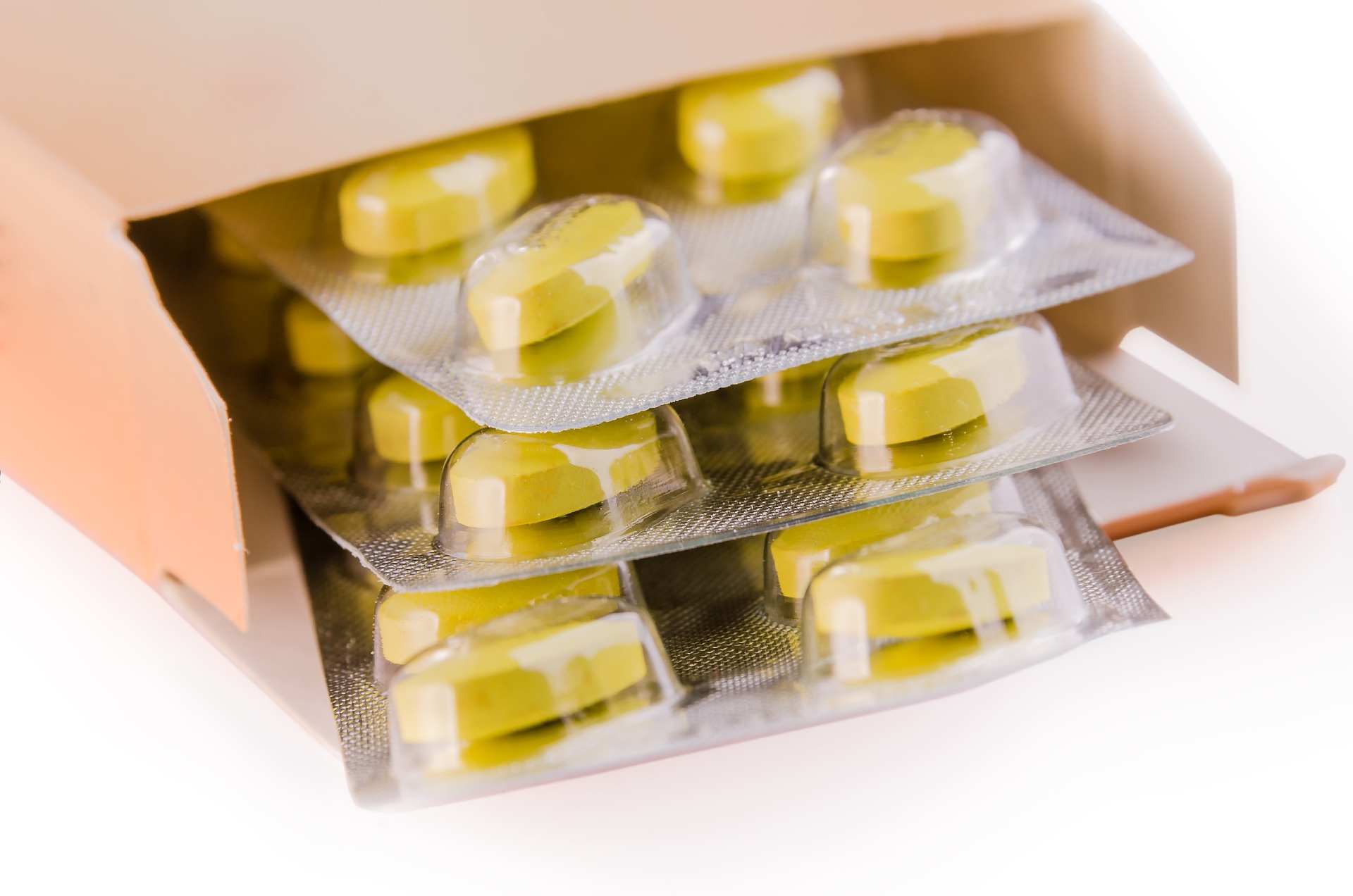 As cefalosporinas constituem um grupo de antibióticos beta-lactâmicos por terem em sua estrutura química um anel beta-lactâmico acoplado a um anel tia