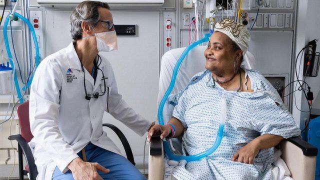 O transplante foi realizado em uma mulher de 56 anos que há 6 anos sofreu danos graves na traqueia após precisar de intubação. Antes do transplante a 