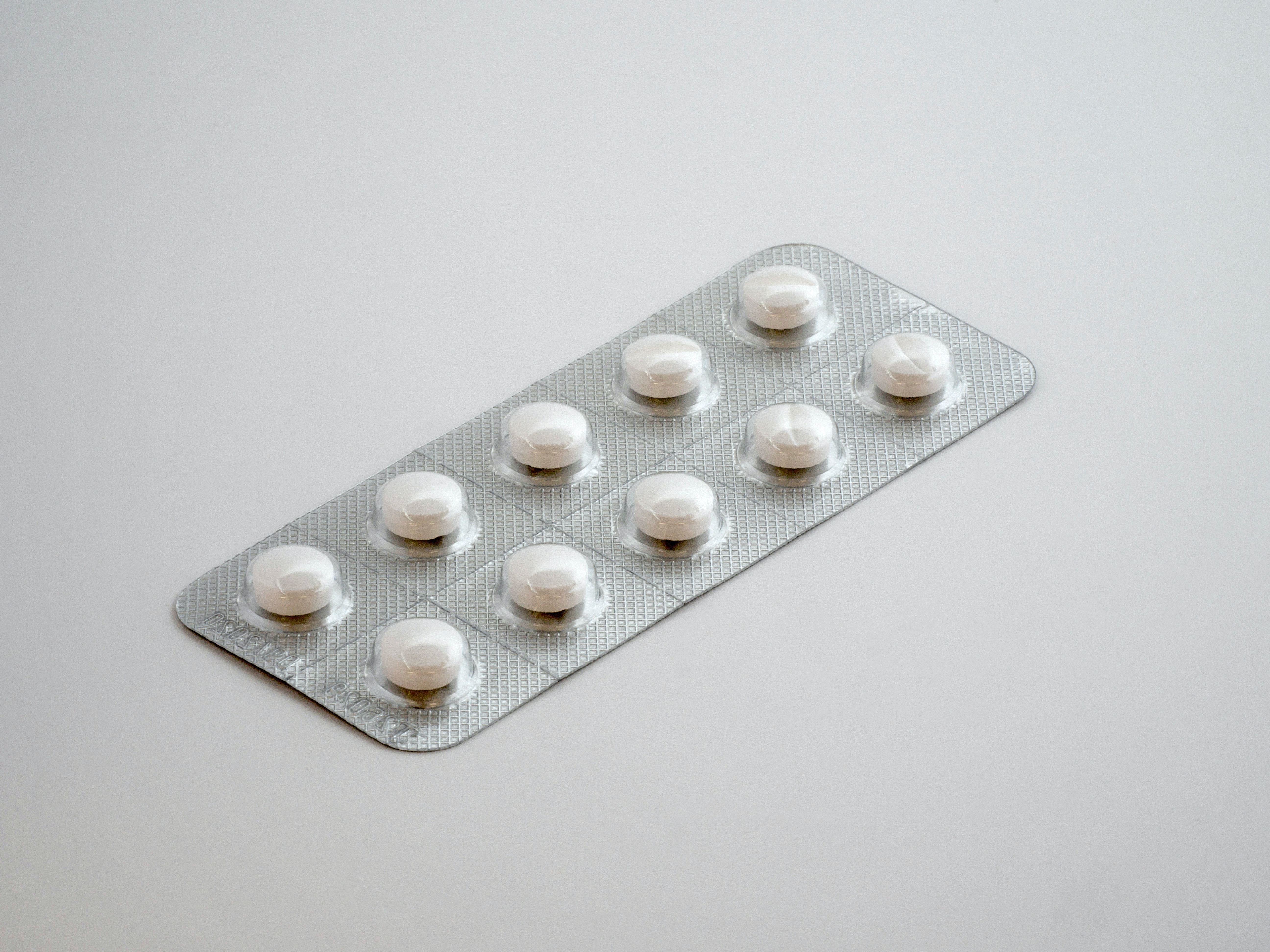 De acordo com o texto, os medicamentos deveriam ser fornecidos em até 48 horas após a prescrição médica e estarem registrados na Agência Nacional de V