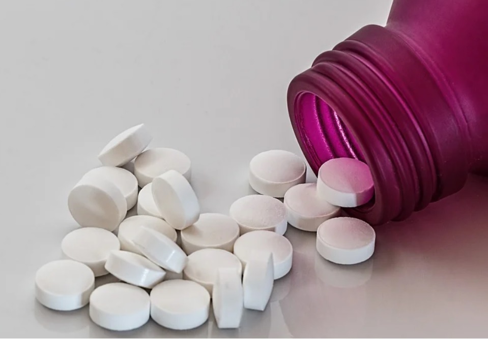 O medicamento Austedo é disponibilizado em comprimidos. O fármaco já possui registro na Anvisa.