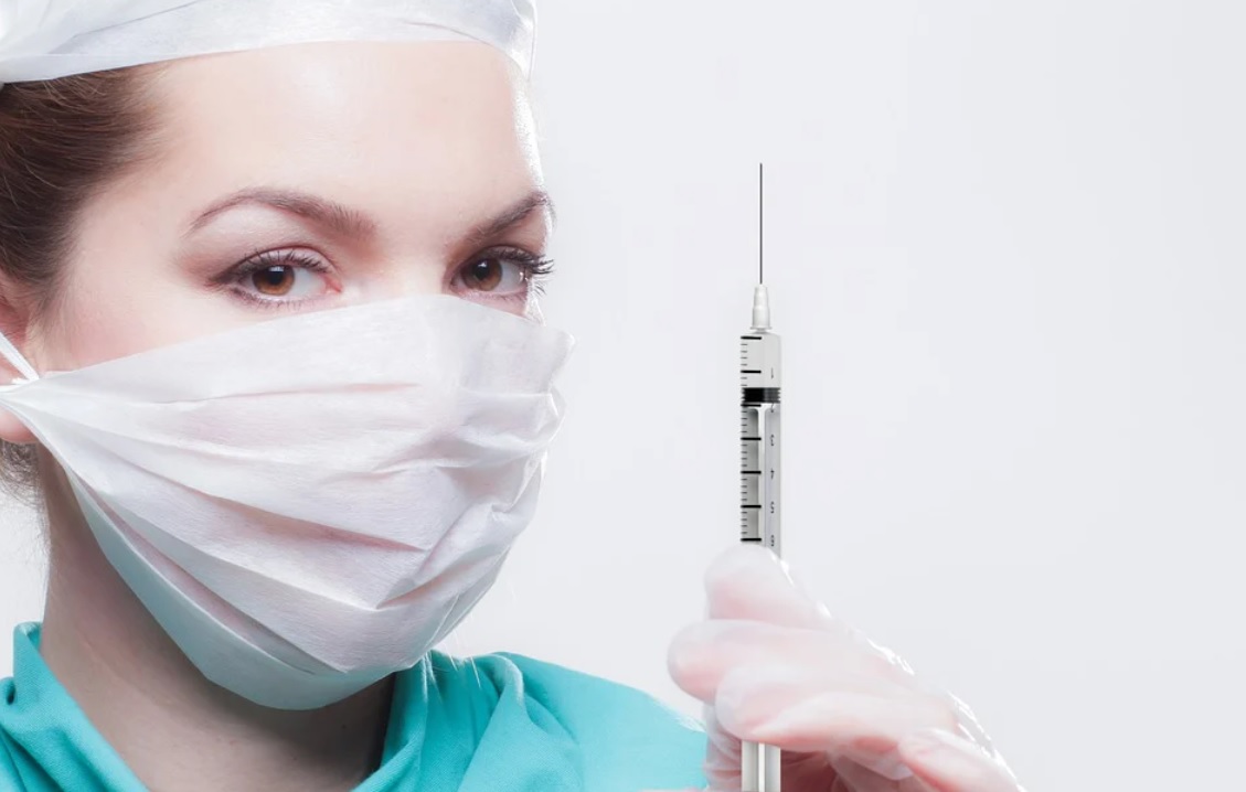 Para um medicamento ser aprovado dentro de um órgão regulador ele necessita passar por 3 fases. Sendo a terceira testes clínicos.