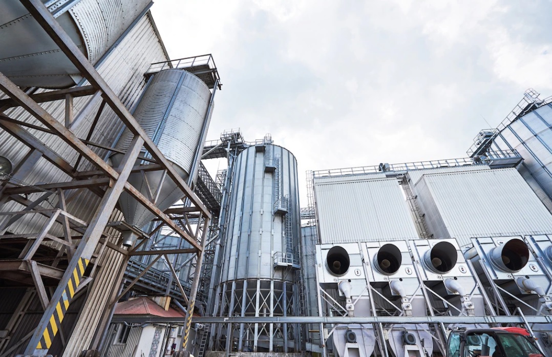 Destaca-se que a produção de materiais químicos retraiu, o que pode impactar na produção de itens dessa categoria.